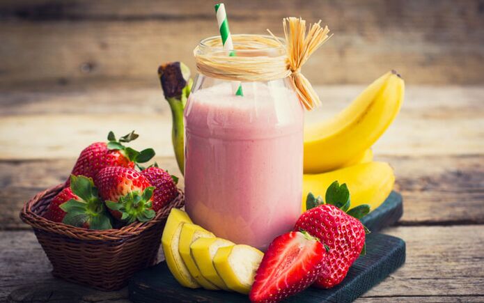 Smoothie de fructe cu banane si capsuni in dieta celor care vor sa slabeasca
