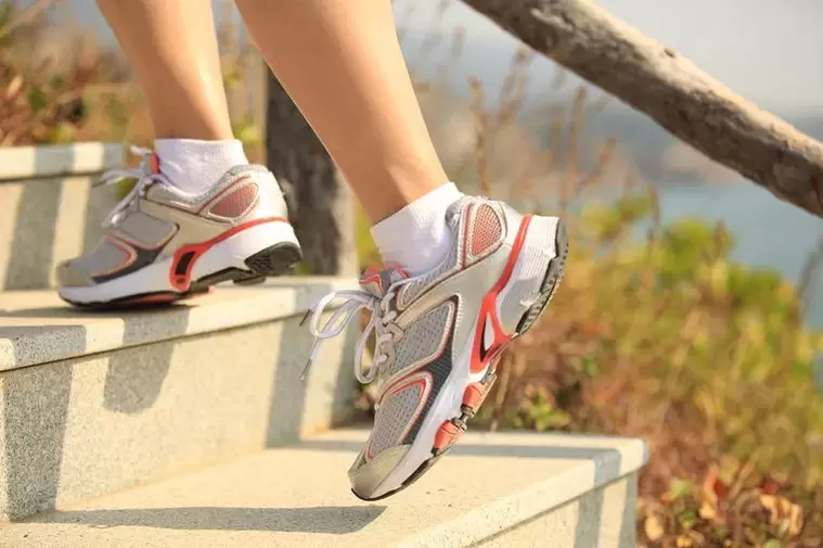 Alergarea scărilor este o modalitate de a întări mușchii picioarelor și de a pierde în greutate