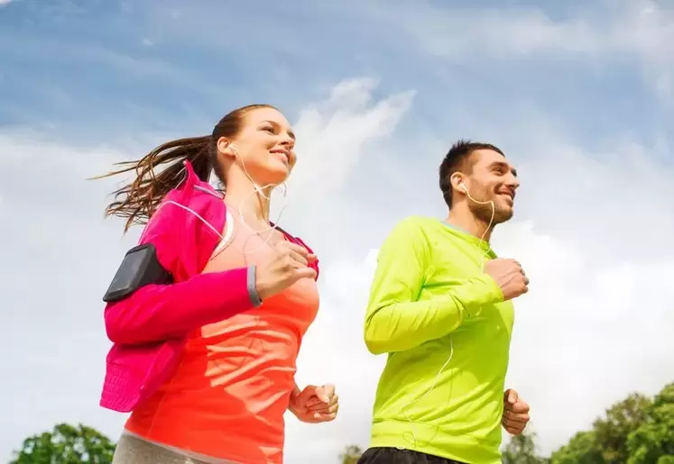 Bărbat și femeie fac jogging pentru a fi în formă bună