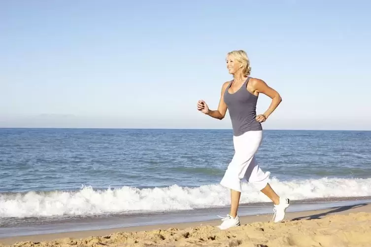 O femeie în vârstă de jogging pentru pierderea în greutate și buna funcționare a inimii