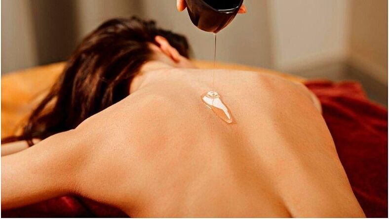 Un masaj cu ulei de in te va ajuta să slăbești și să strângi pielea corpului. 