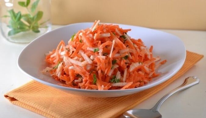 Salata dietetică de morcovi și mere va oferi organismului unei persoane care pierde în greutate vitamine